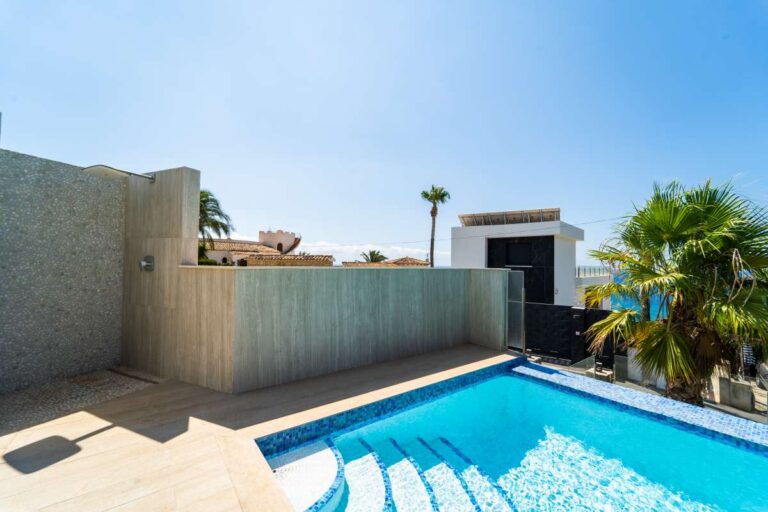 Poolterrasse einer neu erbauten Luxusvilla in der Nähe des Yachthafens Puerto Blanco in Calpe mit privatem Swimmingpool, Garagenzugang und modernen Außenwänden
