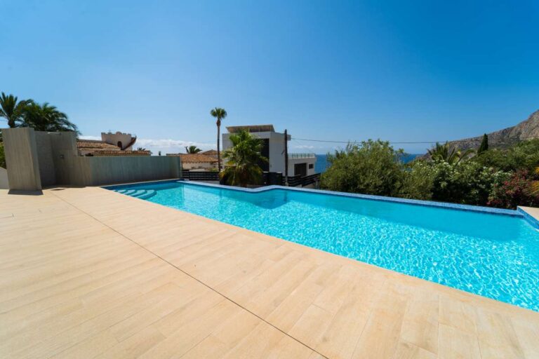 Poolterrasse einer neu erbauten Luxusvilla in der Nähe des Yachthafens Puerto Blanco in Calpe mit privatem Swimmingpool, Meerblick, Bergblick und geräumiger Sonnenterrasse