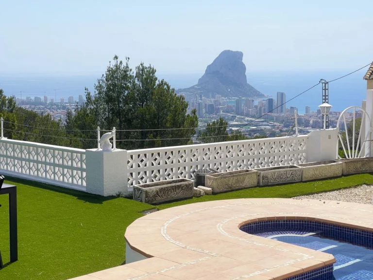 Pool terrace with sea and Peñón de Ifach views in Oltamar, Calpe