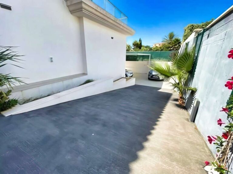 Private driveway at a modern luxury villa in La Calalga, Calpe with gated access, contemporary exterior walls and space for parking