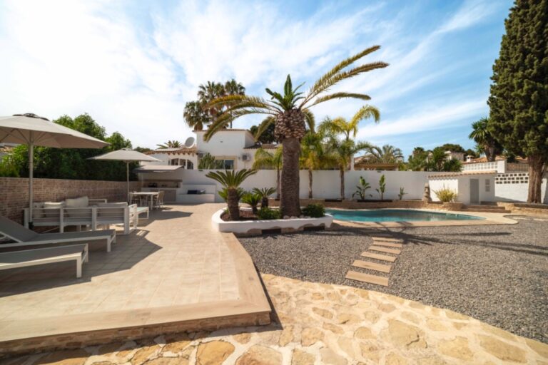 Private pool and garden terrace at south-facing villa in Calpe