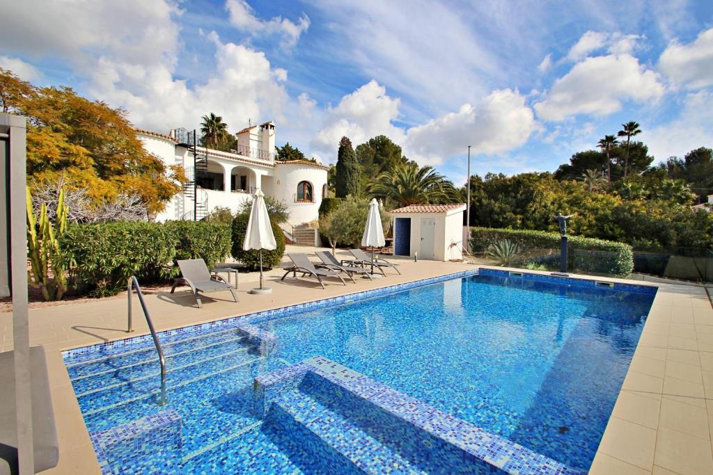 Private swimming pool and sunny terrace at villa in Moraira