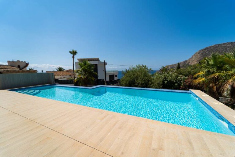 Privater Swimmingpool in einer neu erbauten Luxusvilla in der Nähe des Yachthafens Puerto Blanco in Calpe mit Meerblick, Terrasse und Bergkulisse