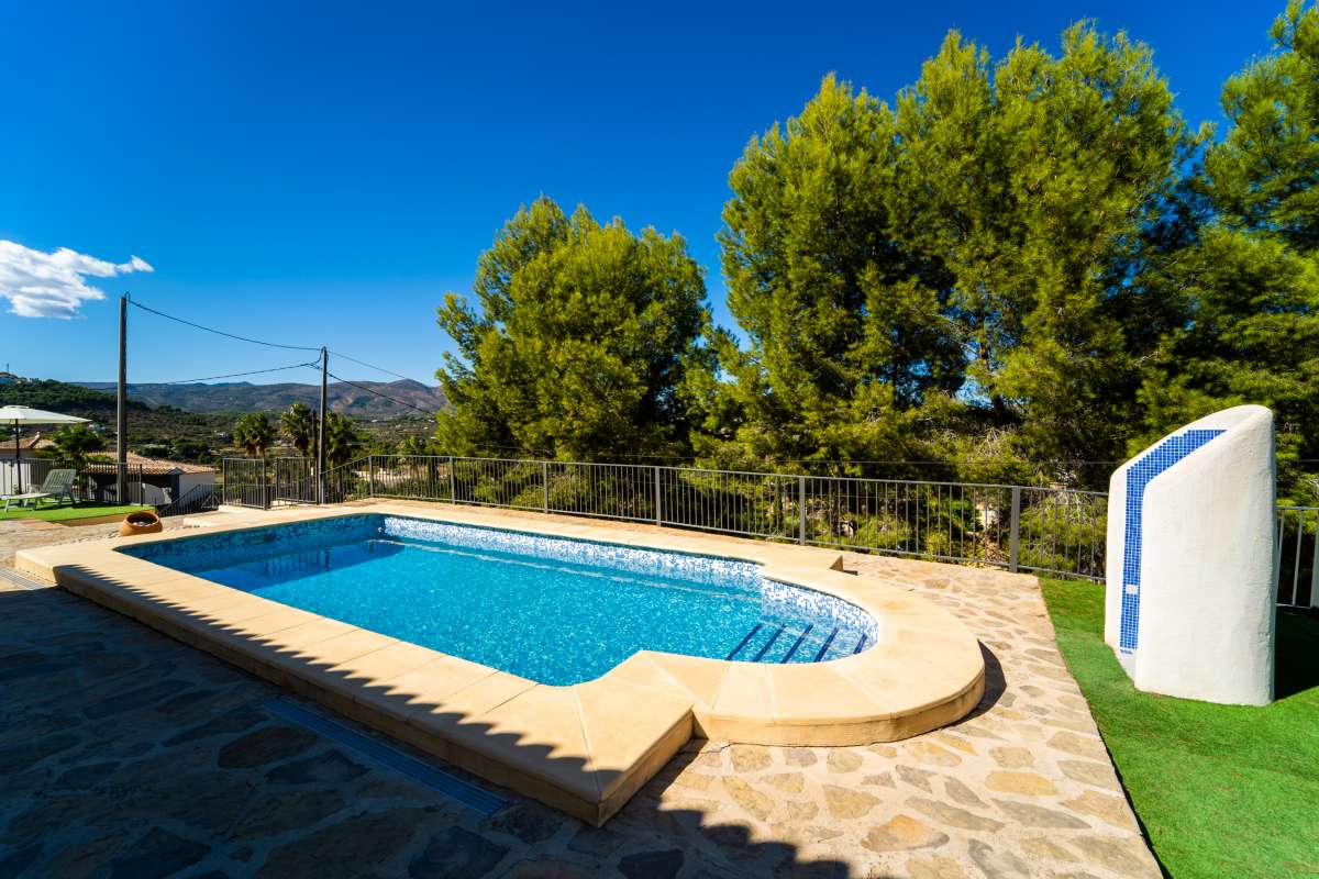 Private swimming pool with mountain views and sunny terrace at a Mediterranean villa in Cometa III, Calpe.