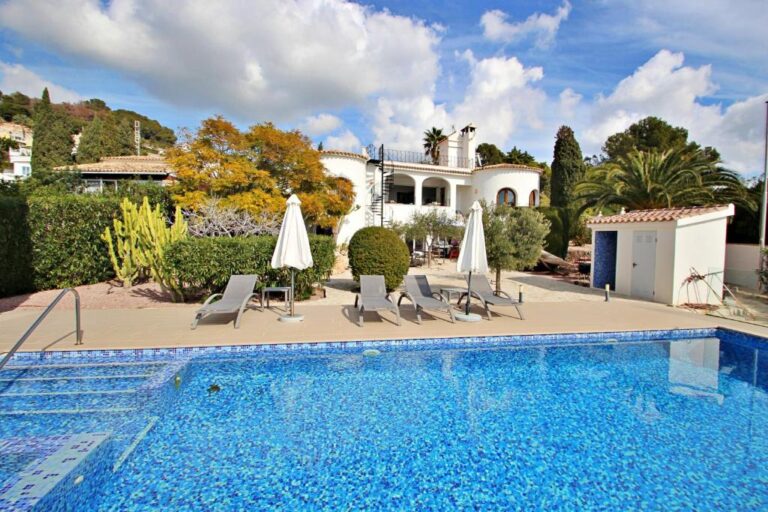 Private swimming pool with sun terrace at south-facing villa in Moraira