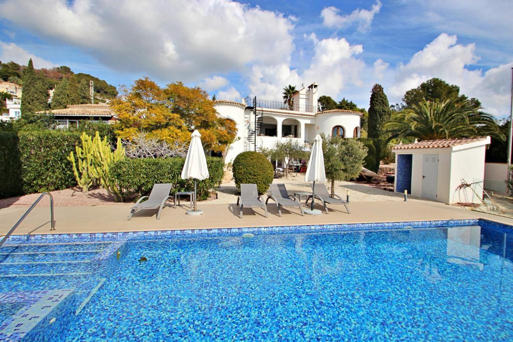 Private swimming pool with sun terrace at south-facing villa in Moraira
