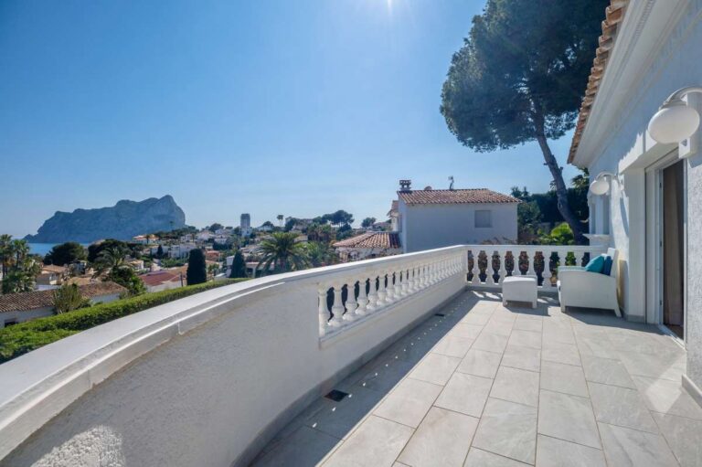 Private terrace with panoramic views towards the sea and Peñón de Ifach from a villa in Calpe.