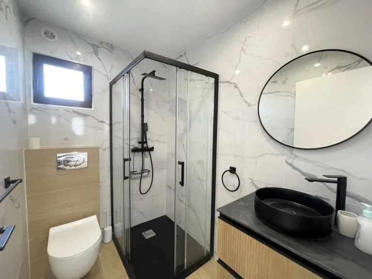 Renovated bathroom with walk-in shower at villa in Oltamar, Calpe