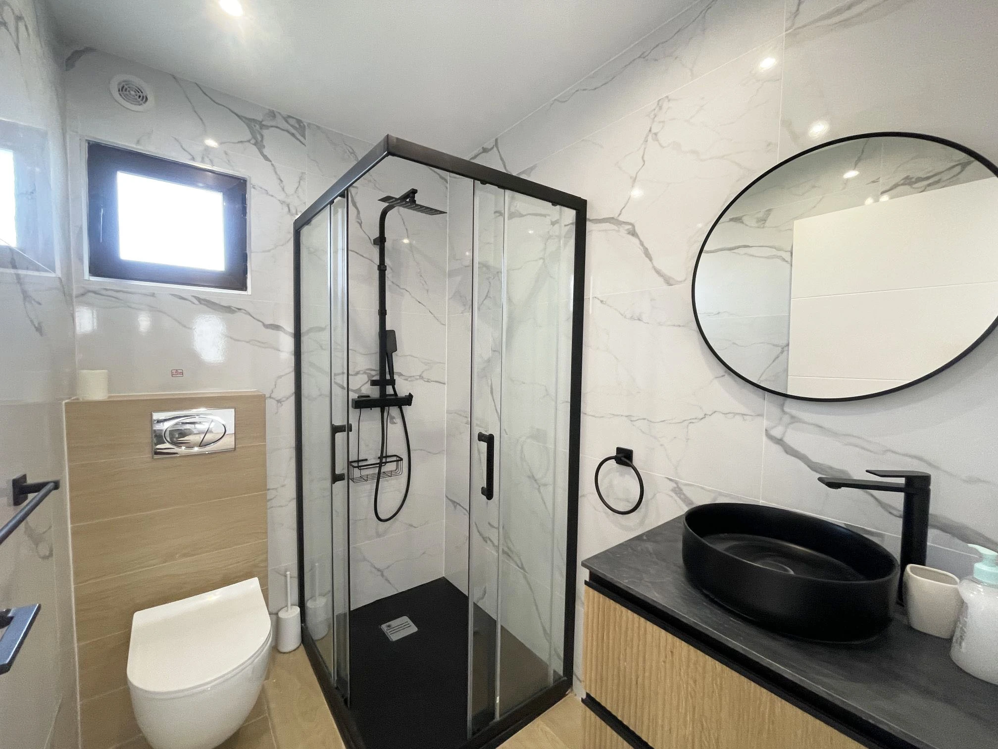 Renovated bathroom with walk-in shower at villa in Oltamar, Calpe