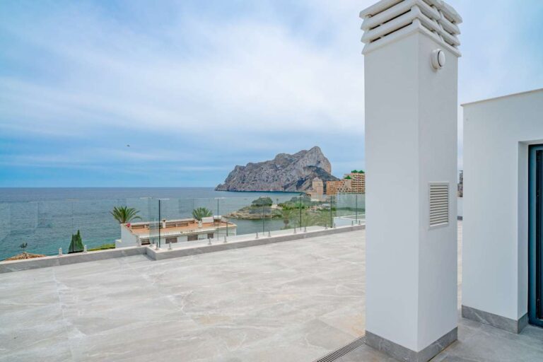 Roof terrace at a modern second-line sea villa in La Calalga, Calpe with Mediterranean Sea views and views towards the Peñón de Ifach