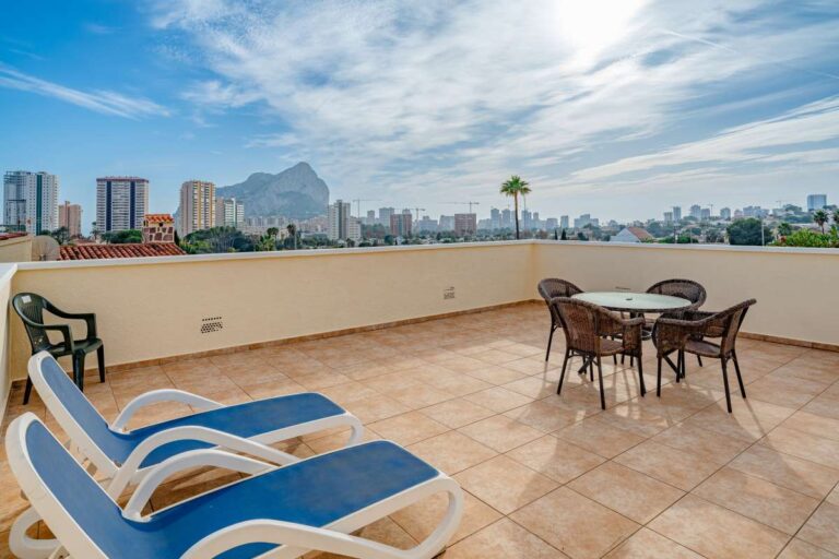 Rooftop terrace in Calpe with sun loungers, outdoor dining area and views towards the Peñón de Ifach
