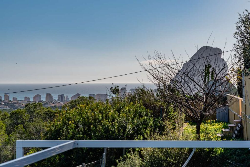 Sea and mountain views from a semi-detached house in Calpe with greenery and the Peñón de Ifach in the distance