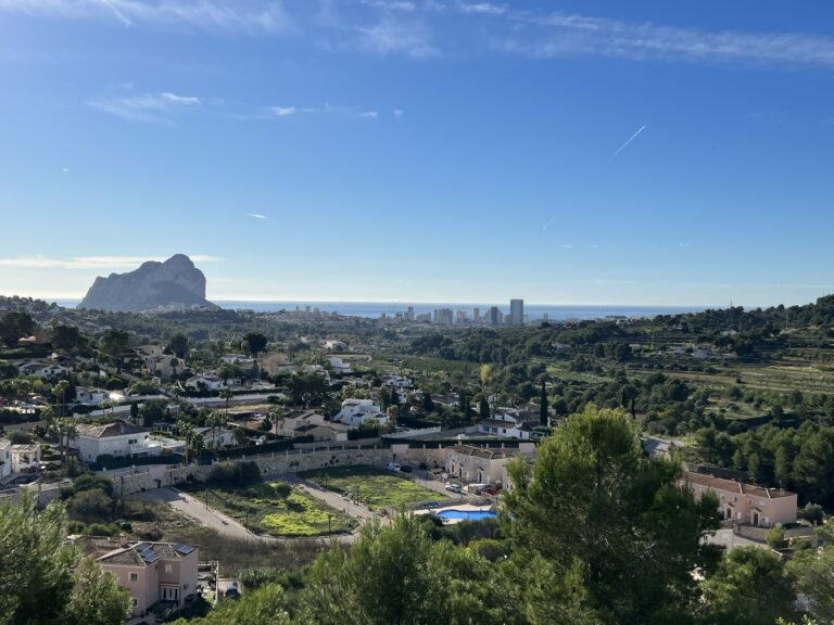 Blick auf das Meer und den Peñón de Ifach von einer modernen Villa in Calpe