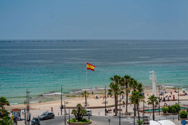 Sea views from a renovated apartment by Arenal-Bol Beach in Calpe with sandy beach, palm trees and Mediterranean coastline