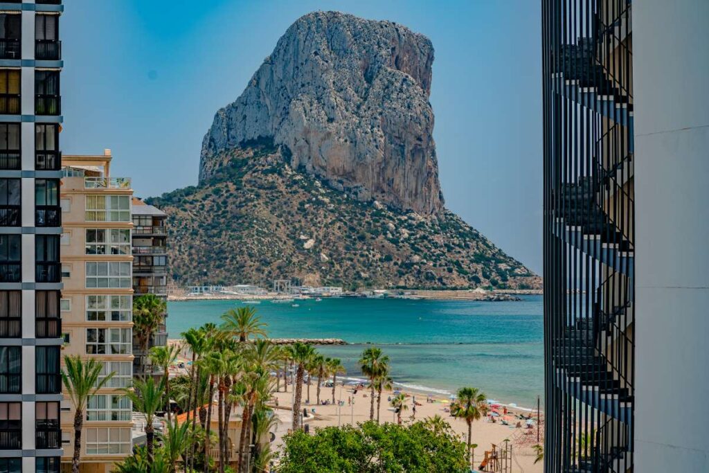Sea views from a renovated apartment by Arenal-Bol Beach in Calpe with views towards the Peñón de Ifach
