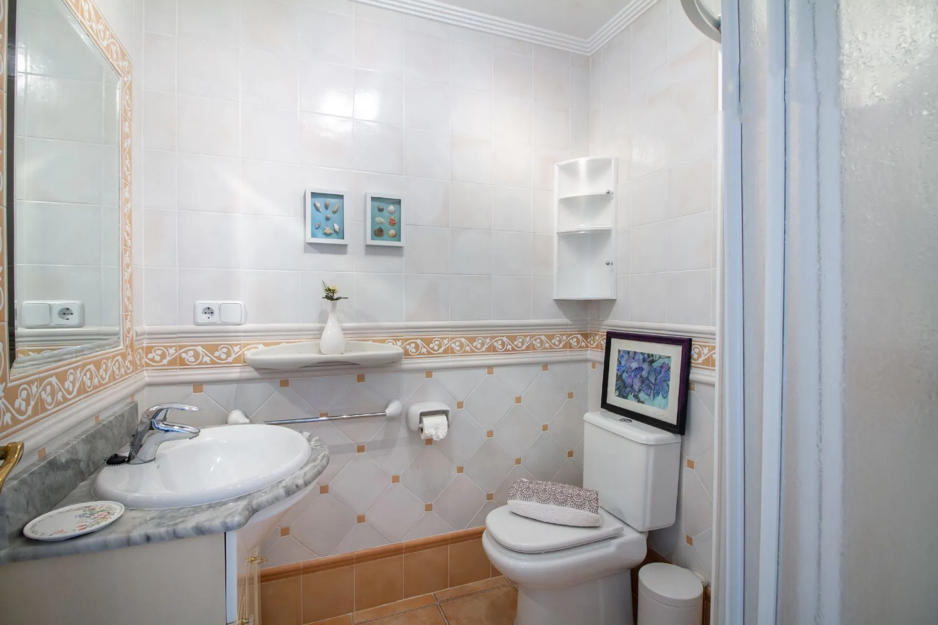 Second bathroom inside bungalow in La Vallesa Calpe