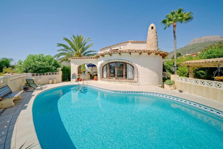 Second Line Mediterranean Villa with sea views 1km from Puerto Blanco