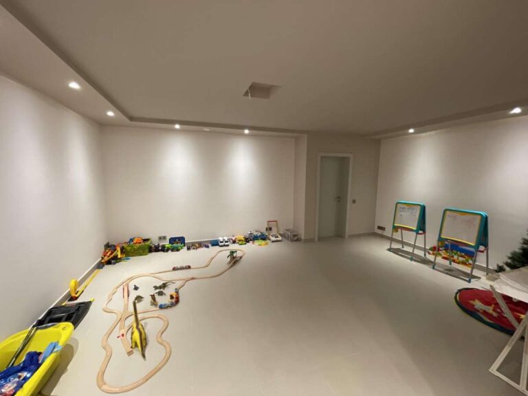Semi-basement games area inside a modern luxury villa in La Calalga, Calpe with open floor space, children’s play area and flexible living space