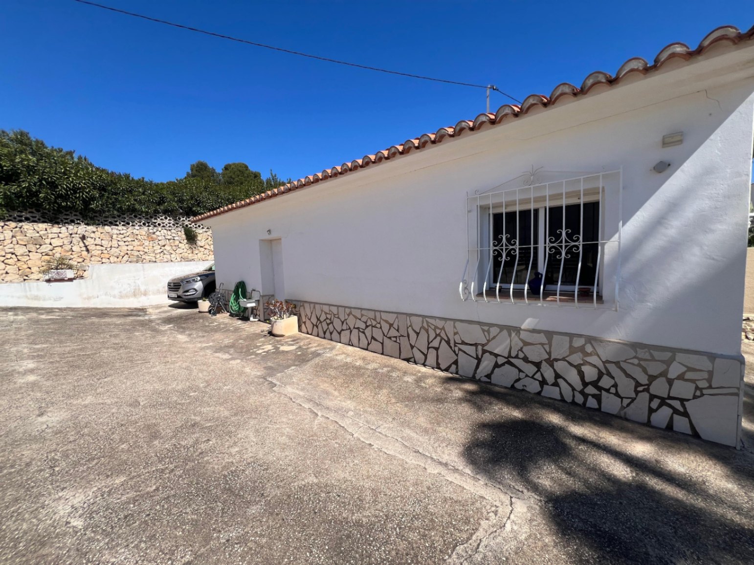 Side exterior and driveway area at Mediterranean villa in Benissa