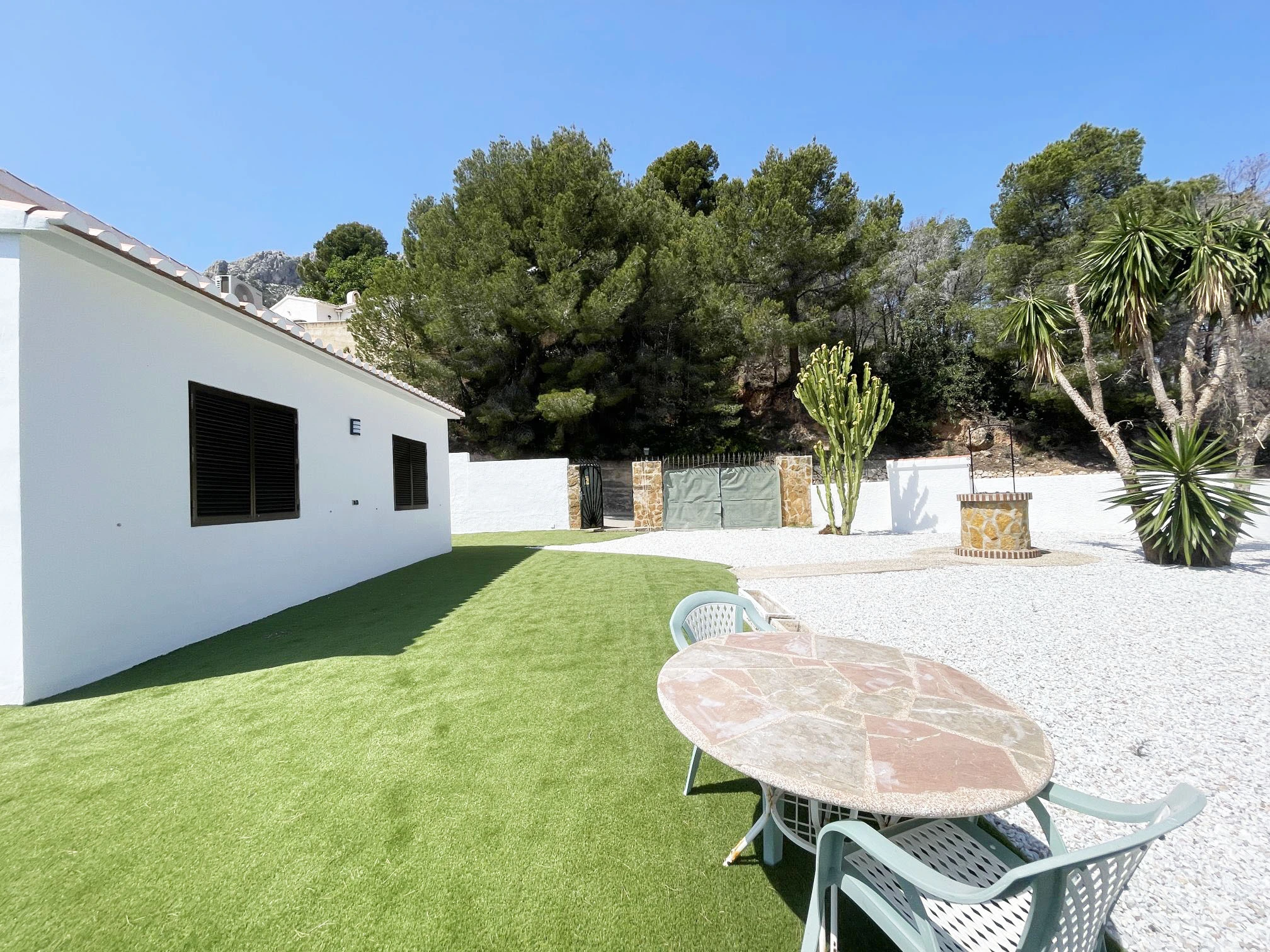 Side garden with sea views at Oltamar villa in Calpe