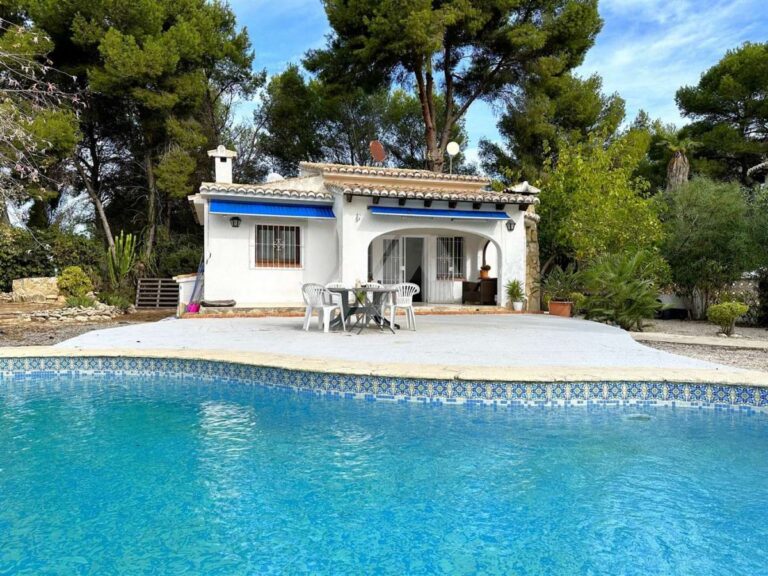 Villa de plain-pied avec un excellent potentiel près de la plage d'El Portet, Moraira
