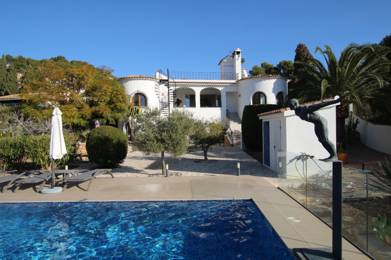 South-facing villa in Moraira with private swimming pool and terrace