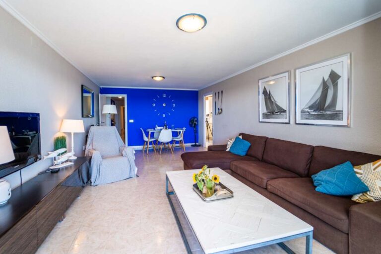 Spacious living and dining area inside a beachfront apartment by La Fossa Beach in Calpe with sofa seating, dining space and bright coastal interior