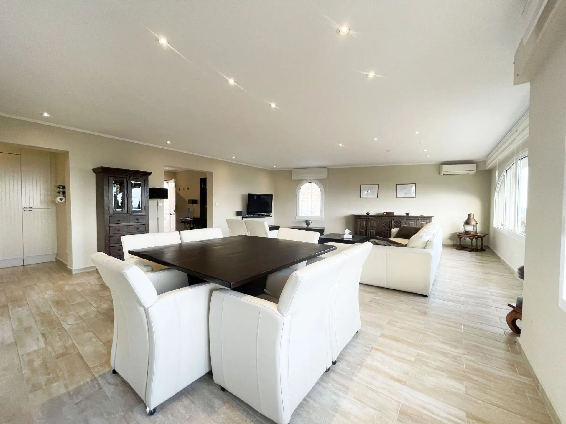 Spacious lounge and dining room at renovated villa in Calpe
