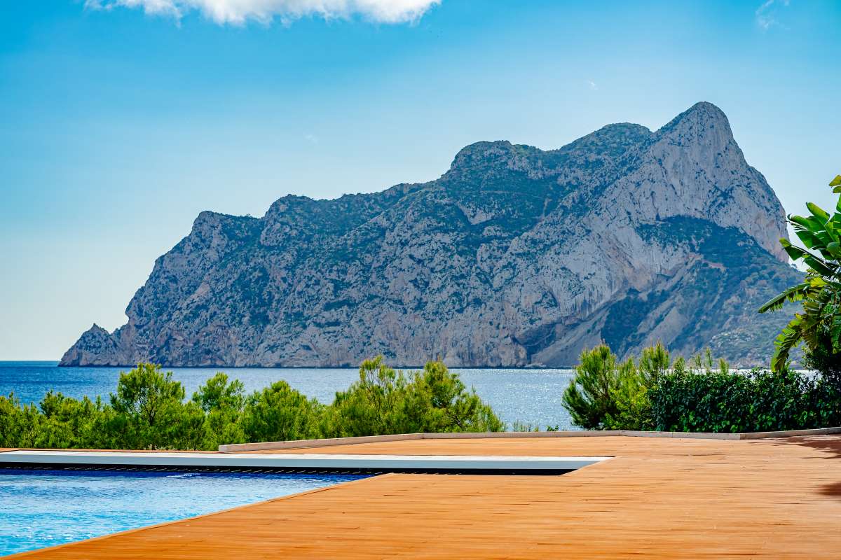 Spectacular views towards the Peñón de Ifach from a frontline villa in Les Bassetes, Benissa Coast.