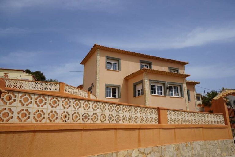 Street view of a Mediterranean villa for sale in Calpe, close to La Calalga Beach.