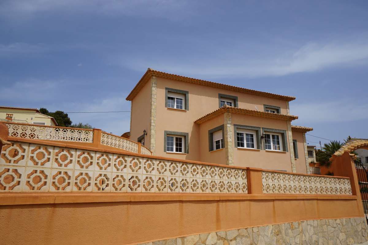 Street view of a Mediterranean villa for sale in Calpe, close to La Calalga Beach.
