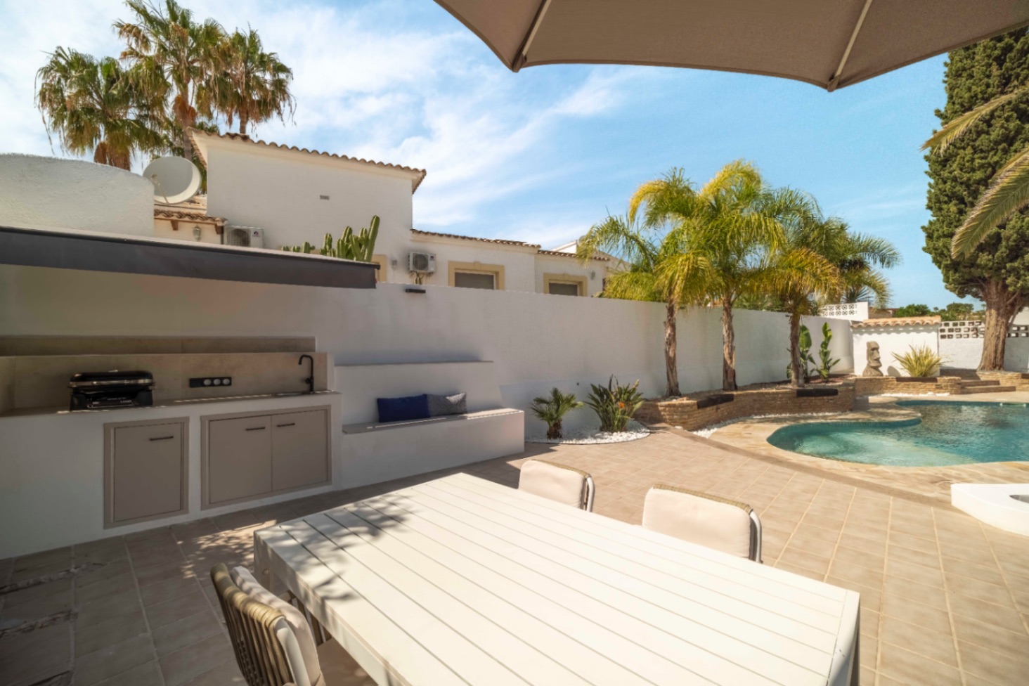Summer kitchen and pool terrace at renovated villa in Calpe