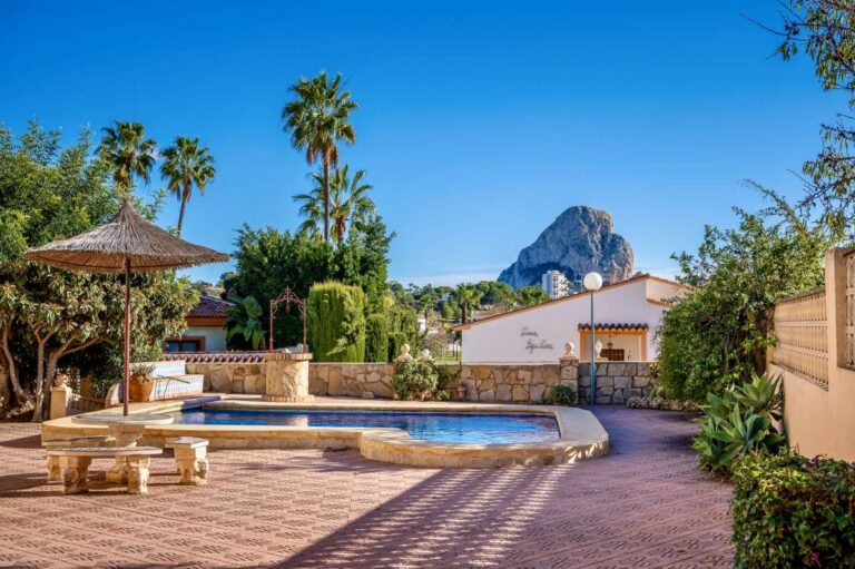 Swimming pool and terrace area with views towards the Peñón de Ifach at a spacious villa with guest apartments in Calpe.
