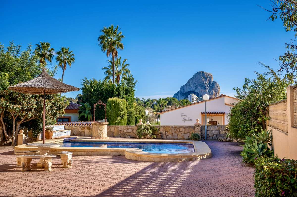Swimming pool and terrace area with views towards the Peñón de Ifach at a spacious villa with guest apartments in Calpe.