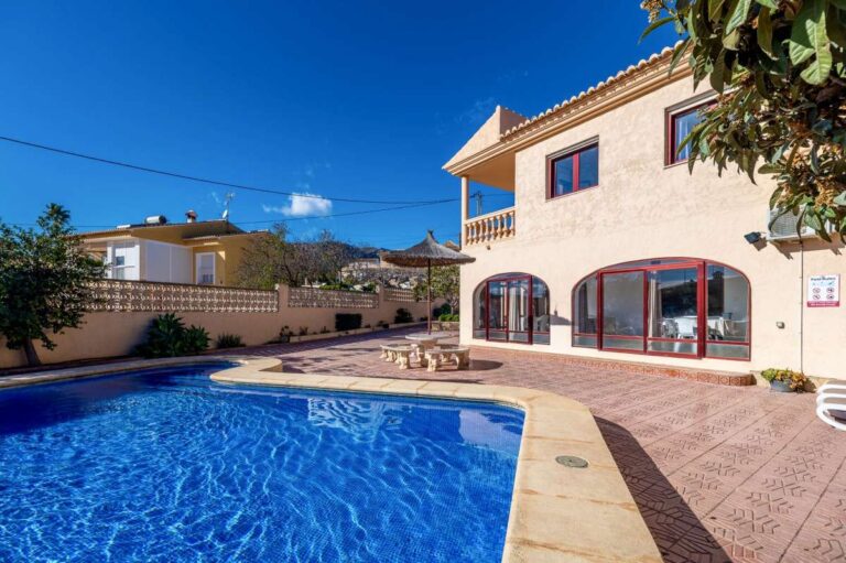Swimming pool and terrace beside a spacious villa with guest apartments in Calpe.
