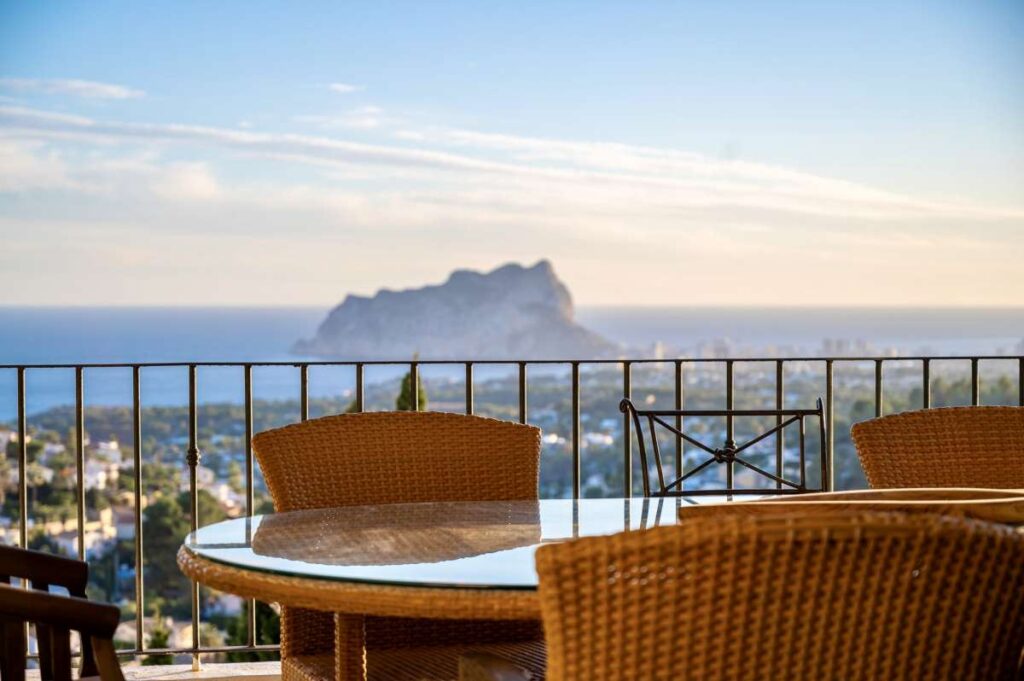 Villa met panoramisch uitzicht op zee en 3 aparte woonruimtes in Benissa