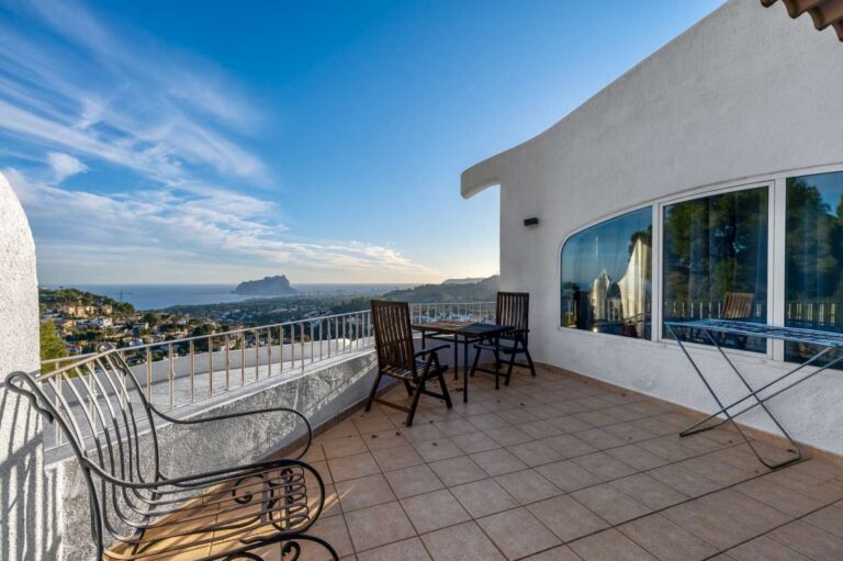 Terrace seating area at a Benissa sea view villa with outdoor chairs, open terrace space and views towards the Peñón de Ifach