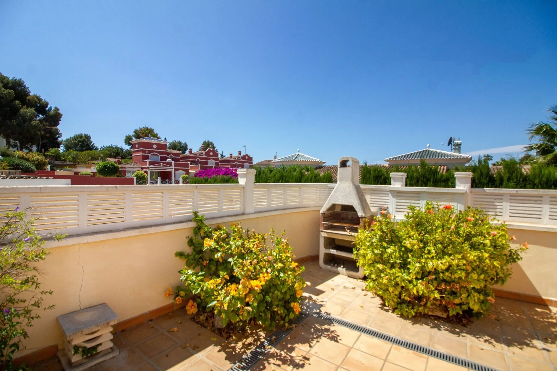 Terrace with barbecue at 3-bedroom bungalow in La Vallesa Calpe`