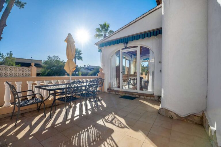 Terrace with outdoor seating beside the covered naya at a south-facing villa in Calpe close to amenities.