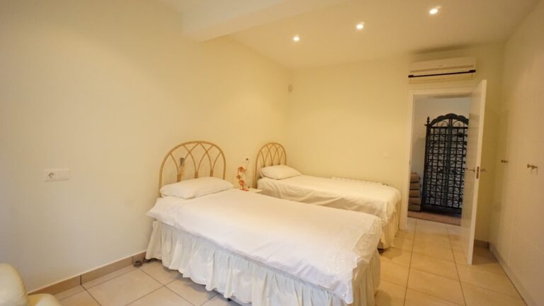 Twin bedroom with air conditioning inside a villa near La Fustera beach in Benissa.