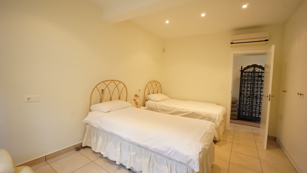 Twin bedroom with air conditioning inside a villa near La Fustera beach in Benissa.