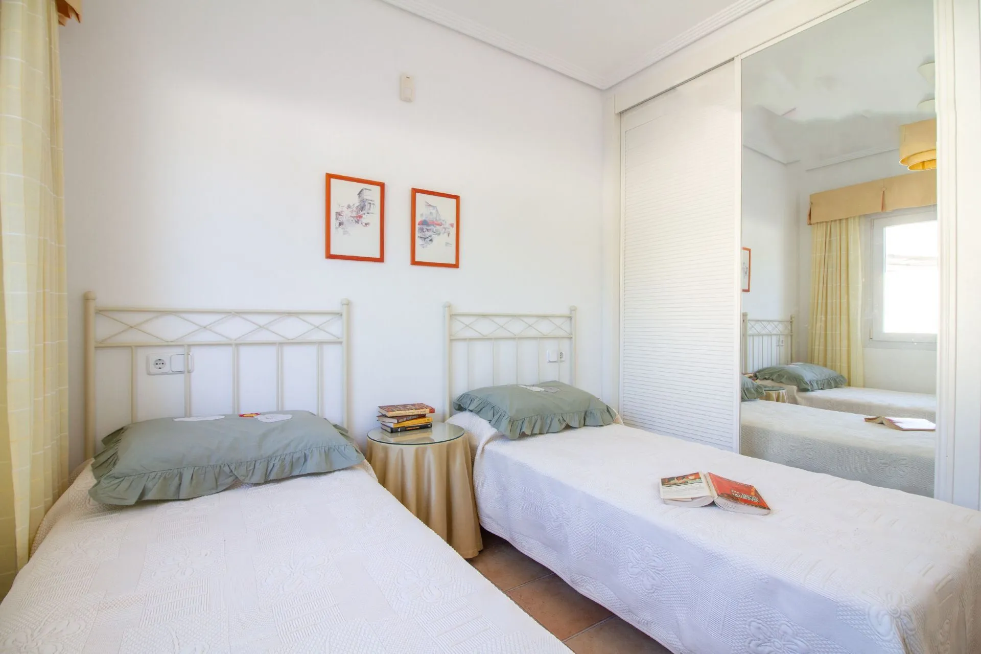 Twin bedroom with built-in wardrobe inside La Vallesa Calpe bungalow