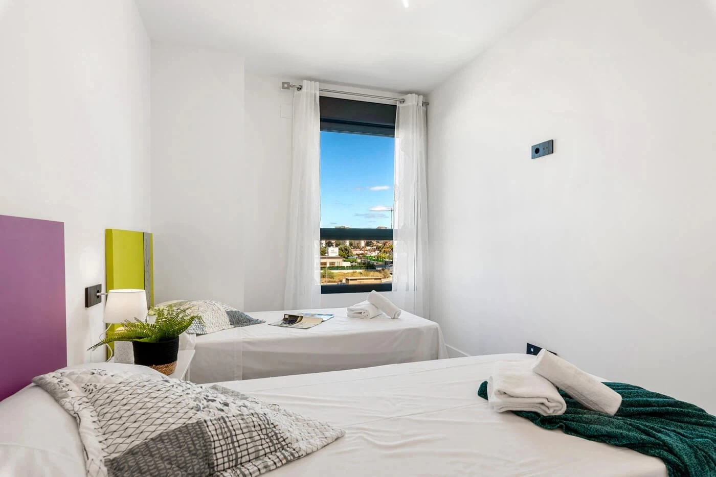Twin bedroom with window view in apartment in Arenal-Bol, Calpe