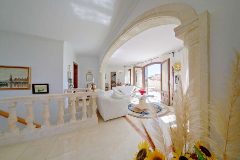 Upper living area with arched opening, traditional details and natural light inside a second line Mediterranean villa in Calpe.