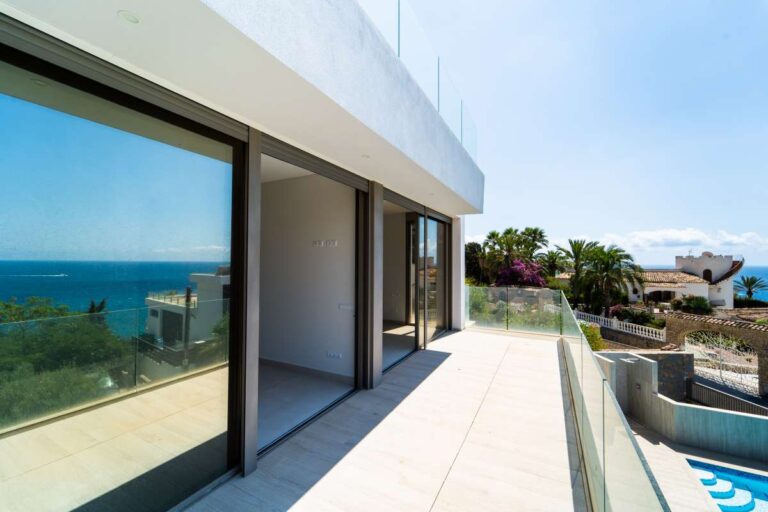Obere Terrasse einer neu gebauten Luxusvilla in der Nähe des Yachthafens Puerto Blanco in Calpe mit Glasgeländer, Meerblick, Poolblick und modernem Außendesign