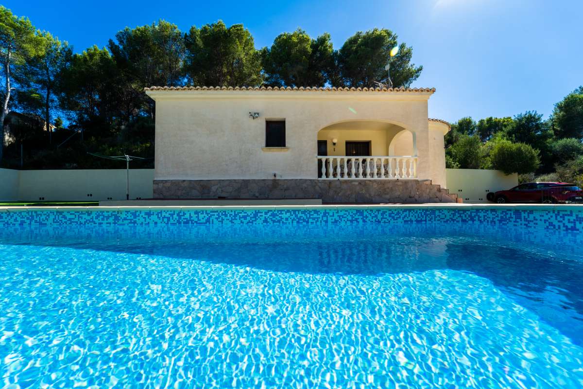 View across the private swimming pool towards a Mediterranean villa in Cometa III, Calpe.
