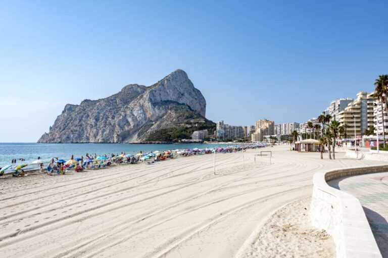 Views across La Fossa Beach in Calpe towards the Peñón de Ifach from a frontline apartment