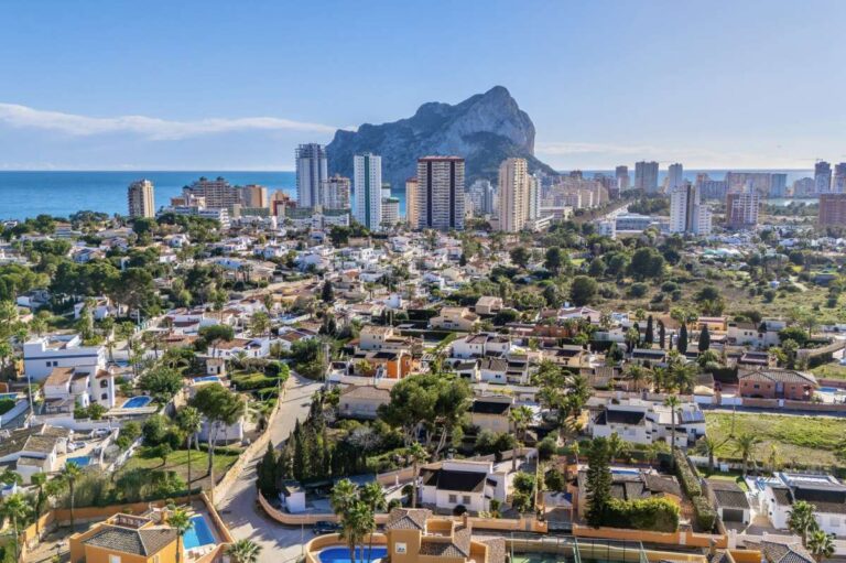 Views towards Calpe, the Peñón de Ifach and the Mediterranean coastline from the area near a single-level villa.