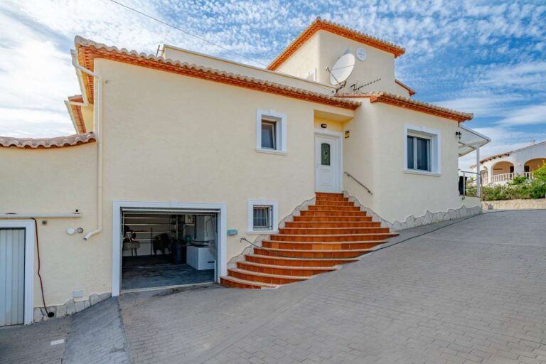 Villa in Calpe with garage, exterior stairs and main entrance in a quiet residential setting