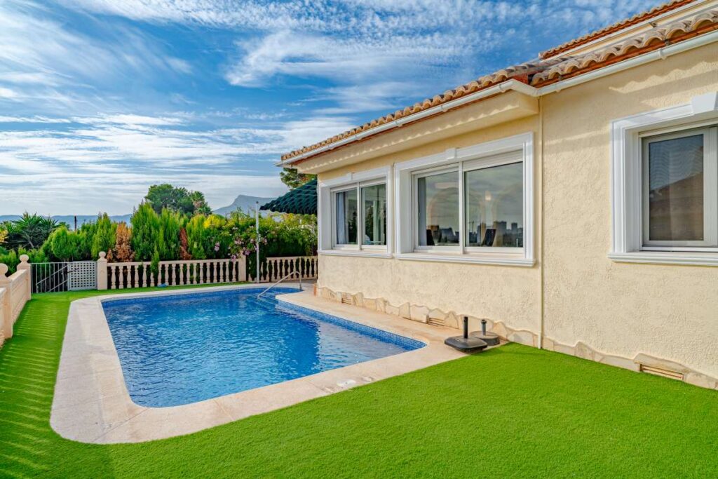 Villa in Calpe with private swimming pool, garden terrace and views towards the Peñón de Ifach